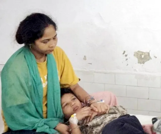 जिला अस्पताल में भर्ती फूड प्वाइजनिंग का शिकार बच्ची को गोद में लिए महिला। सौ. इंटरनेट मीडिया
